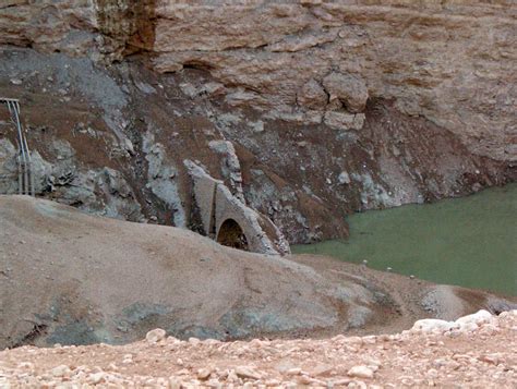  Il Lago di Danxia: Una meraviglia geologica e un paradiso per gli amanti della natura!