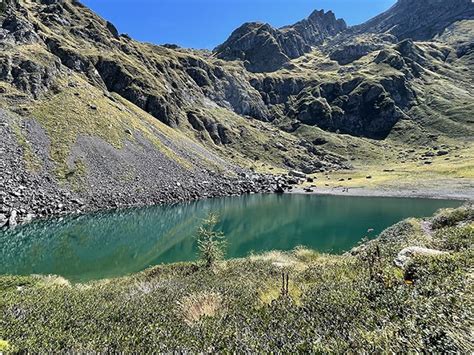 Il Lago di Nenjiang: Un gioiello nascosto immerso nella natura incontaminata!