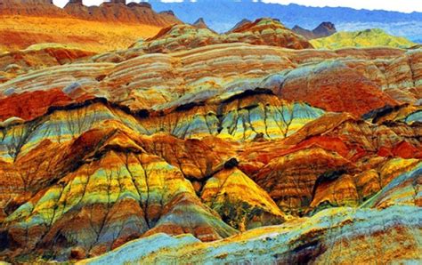  Il Lago di Danxia: Una meraviglia geologica e un paradiso per gli amanti della natura!