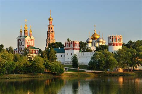 Il Monastero di Novodevichy: Un Rilievo Storico e Spirituale nel Cuore di Mosca!