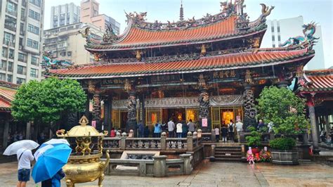  Il Tempio di Longshan, un gioiello architettonico immerso nella natura selvaggia!