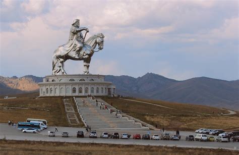 Il Mausoleo di Genghis Khan: Un tributo maestoso alla leggenda mongola!