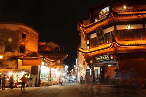 Il Museo delle Arti Folkloristiche di Jinhua: Un tuffo nella storia e un turbinio di colori!