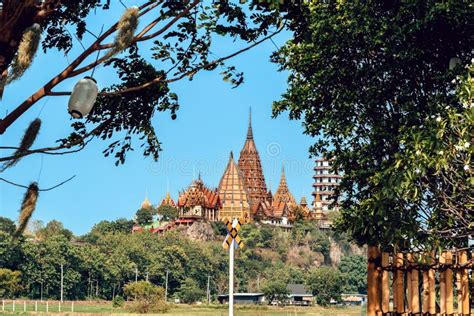  Wat Tham Sua: Una Splendida Grotta Sacra con Vista Panoramica!