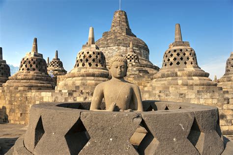  Borobudur: Un Antico Tempio Hindu Bilancia Armonia e Misteri!