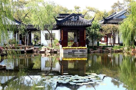 Il Keyuan Garden: Un'oasi di tranquillità nel cuore pulsante della città industriale!