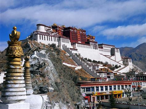 Il Palazzo del Potala: Una Fortezza Sacra di Storia e Splendore Celeste!