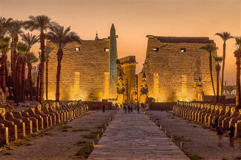 Il Tempio di Luxor: Un Viaggio nel Tempo e una Celebrazione dell'Antico Egitto!