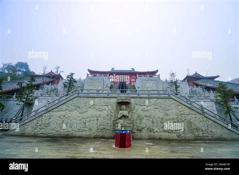 Il Tempio di Wulong - Un gioiello buddista nascosto tra le montagne e la leggenda del drago celeste!