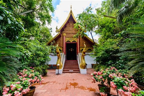  Il Wat Xieng Kaew: Un gioiello scintillante di arte tradizionale nella magica Chiang Rai!