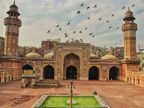 Il Wazir Khan Mosque: Un capolavoro architettonico Mughal e un rifugio di pace!