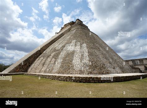 Le Maravillas del Mundo: Un Viaggio tra le Rovine Maya di Uxmal!