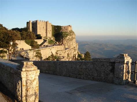 Le Mura ciclopiche di Erice: una meraviglia archeologica con viste mozzafiato sulla costa!