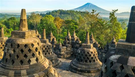 Templo Borobudur: Un Viaggio Mistico Attraverso L'Antica Architettura Giavanese!